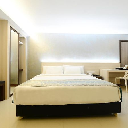 Samudra Hotel Кучинг Екстериор снимка