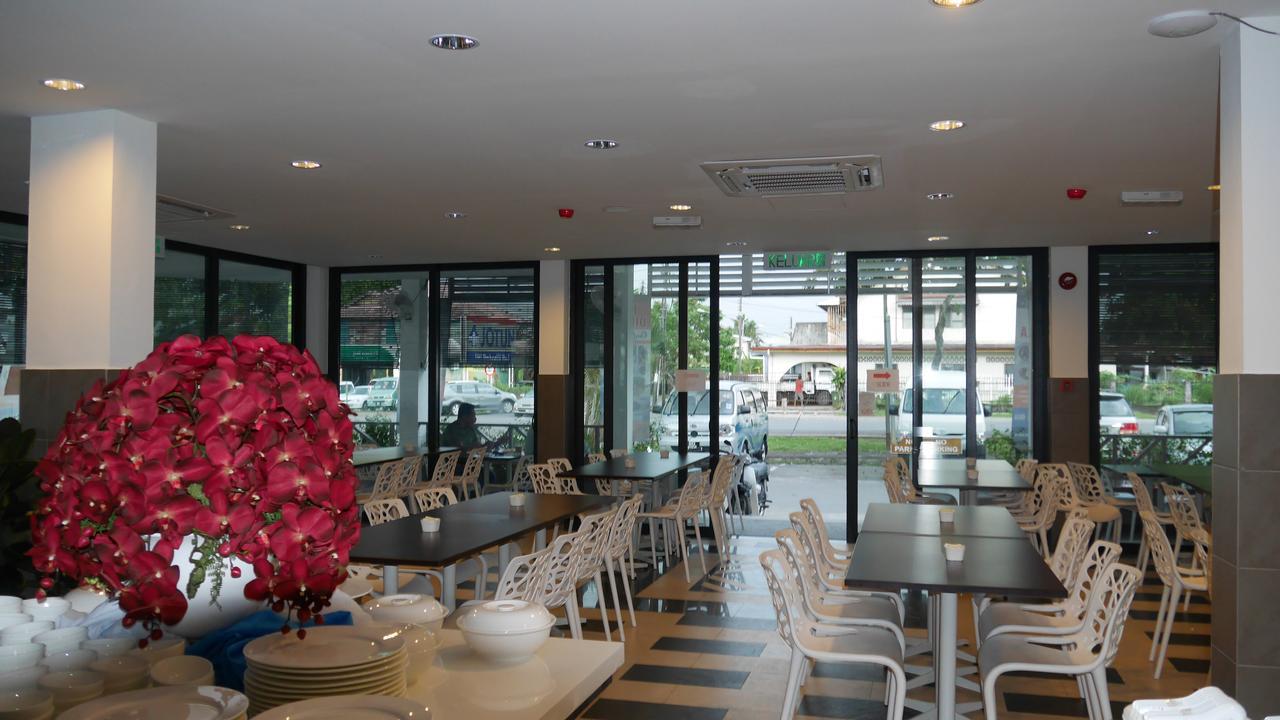 Samudra Hotel Кучинг Екстериор снимка