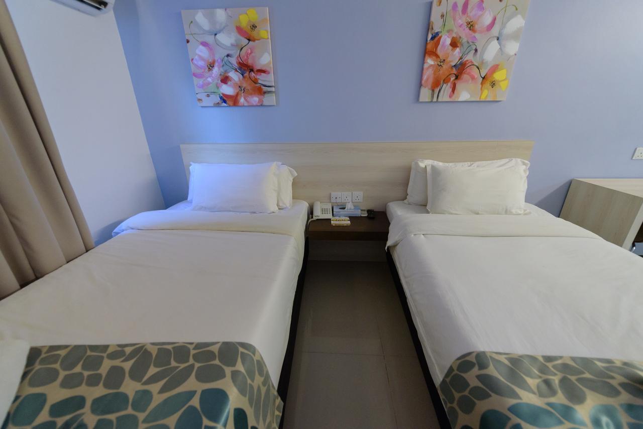 Samudra Hotel Кучинг Екстериор снимка