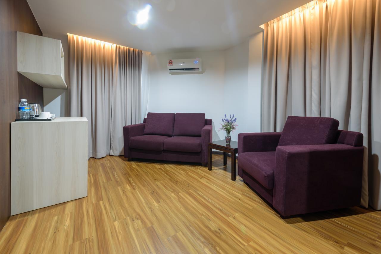 Samudra Hotel Кучинг Екстериор снимка
